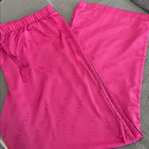 Victoria’s Secret pajama set with leopard detail, size extra large. - Picture 8 of 9